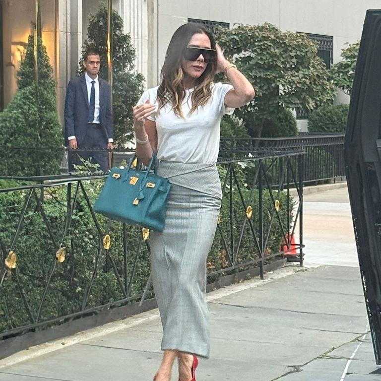 Η Βικτόρια Μπέκαμ με μίντι φούτα και Birkin τσάντα