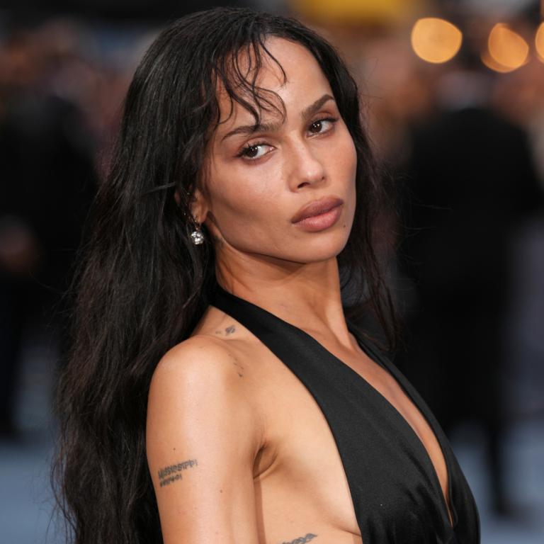 Η Zoe Kravitz ποζάρει στο κόκκινο χαλί