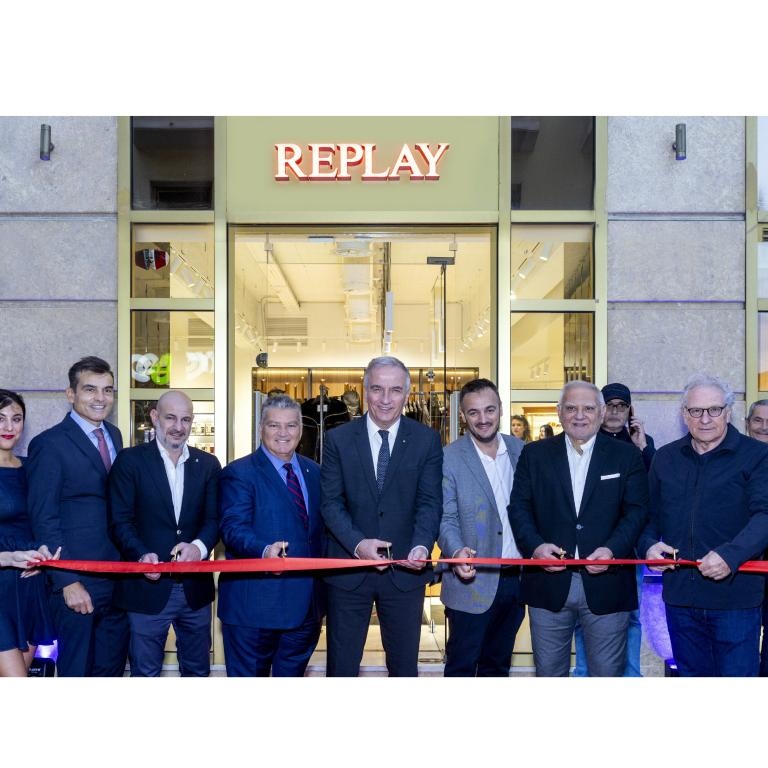 Αννέτα Μπογιόκα- Retail Manager REPLAY, Δημήτρης Κούβελας- Βουλευτής Α΄Θεσσαλονίκης, Mιχάλης Πουλάς- CEO REPLAY & BROOKS BROTHERS, Κωνσταντίνος Τσουβελεκάκης- Ιδιοκτήτης REPLAY & BROOKS BROTHERS, Σταύρος Καλαφάτης- Υφυπουργός Ανάπτυξης, Παντελεήμων Καζαντζίδης-Αντιδήμαρχος Θεσσαλονίκης, Δημήτρης Τσουβελεκάκης- Commercial Director REPLAY, Τοny Andolfato- Εκπρόσωπος REPLAY