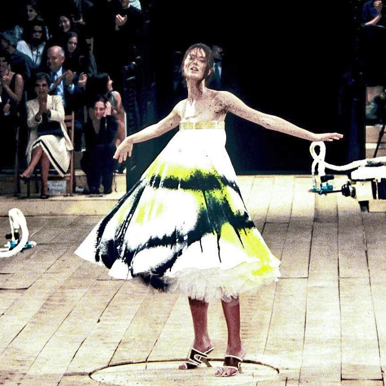 Η Σάλομ Χάρλοου στην επίδειξη μόδας του Alexander McQueen S/S 1999