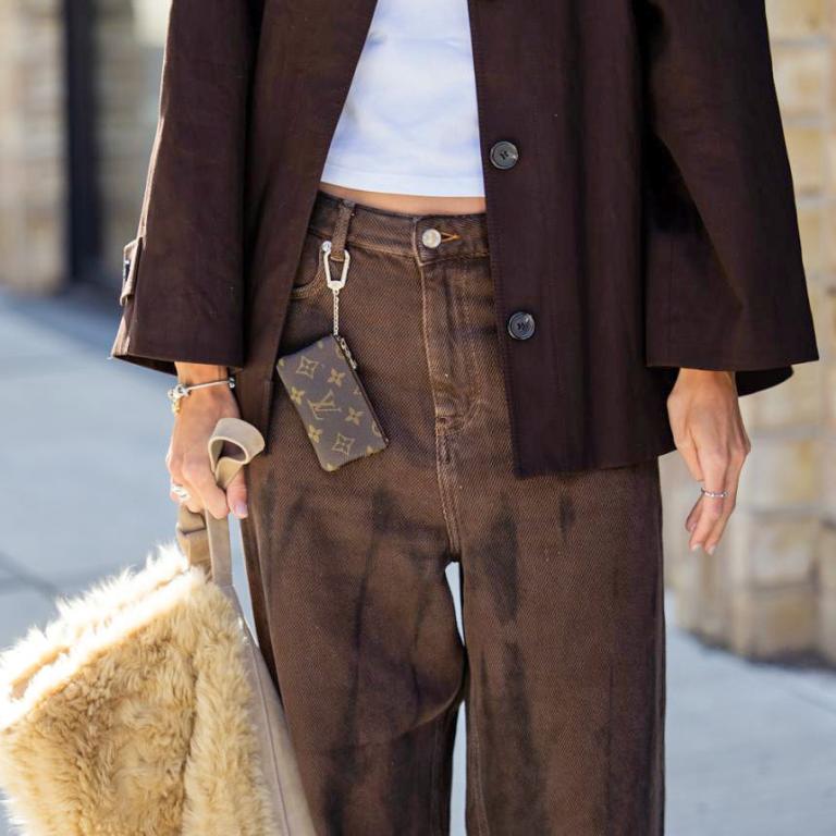 Το καφέ έρχεται να κυριαρχήσει και στα τζιν -Οι 10 τοπ επιλογές για να υιοθετήσετε την τάση