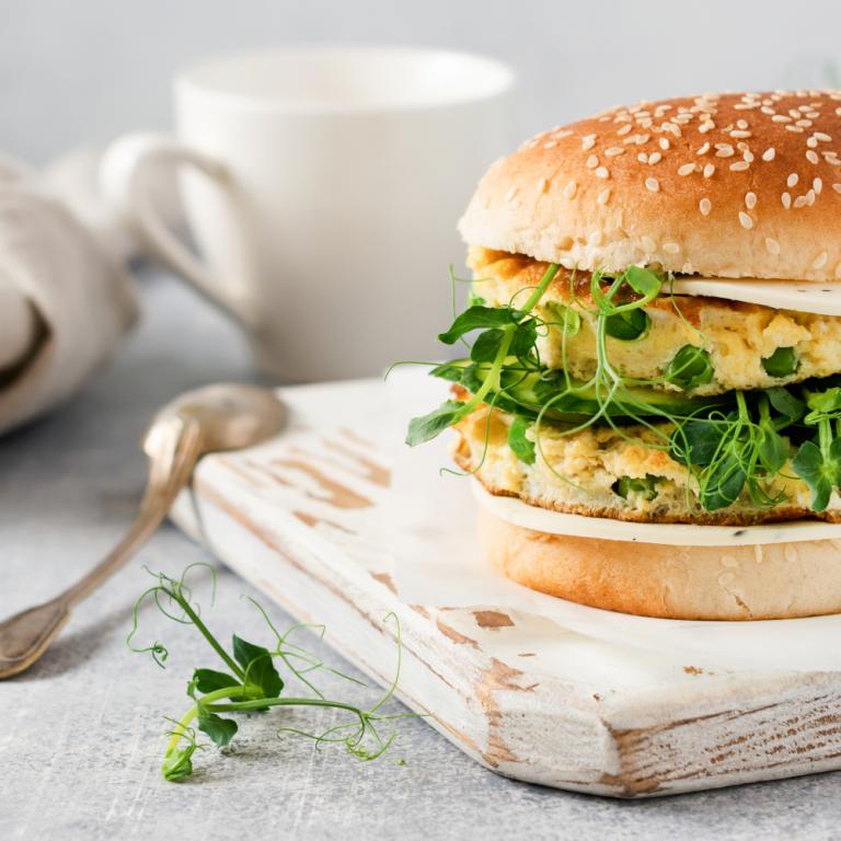 Μπέργκερ με ομελέτα / Φωτογραφία: Shutterstock