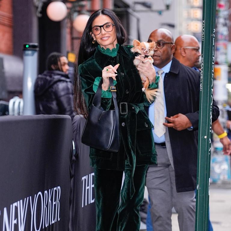 Η Ντέμι Μουρ με βελούδινο κοστούμι/Φωτογραφία Getty Images 