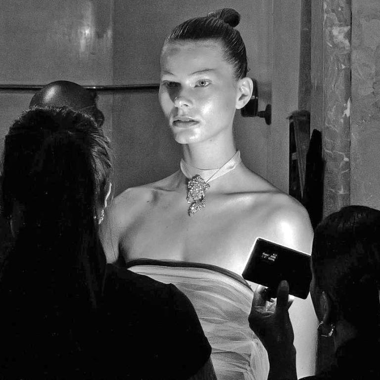 Glowy skin: Τα καλύτερα προϊόντα λάμψης για πρόσωπο και σώμα