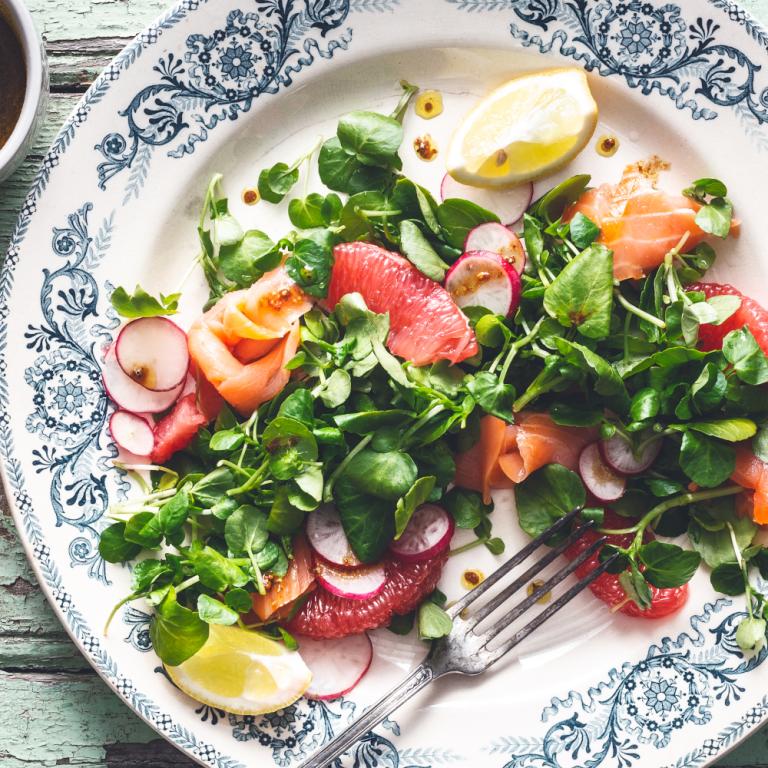 Σαλάτα με γκρέιπφρουτ και σολομό  / Φωτογραφία: Shutterstock