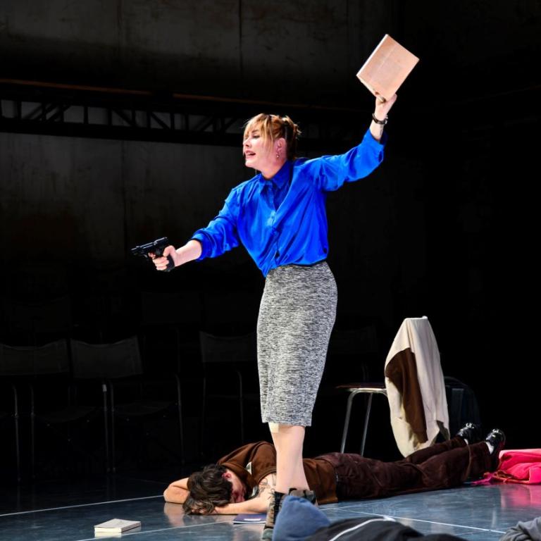 Η Θεοδώρα Τζήμου στην παράσταση «Η ημέρα της φούστας»