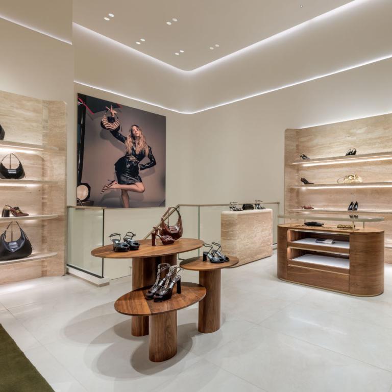 Ο οίκος Jimmy Choo ανοίγει την πρώτη του μπουτίκ στην Αθήνα