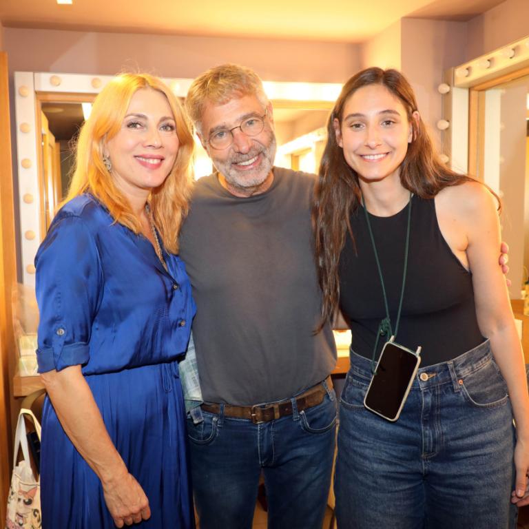 Σμαράγδα Καρύδη, Θοδωρής Αθερίδης, Φωτεινή Αθερίδο στο καμαρίνι 