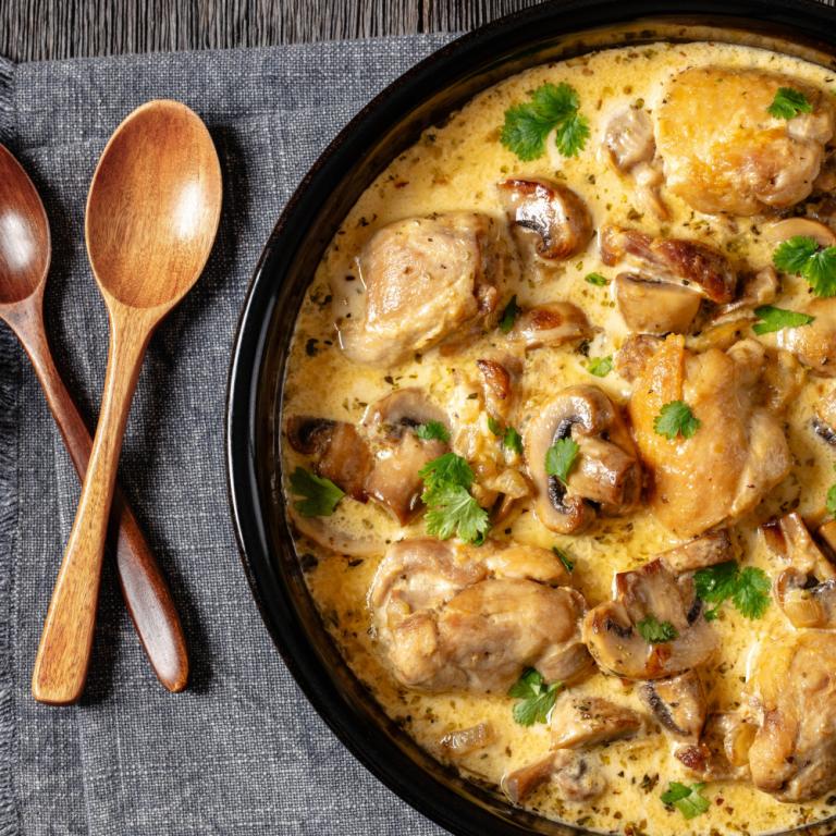 Κοτόπουλο με κρέμα και μανιτάρια / Φωτογραφία: Shutterstock