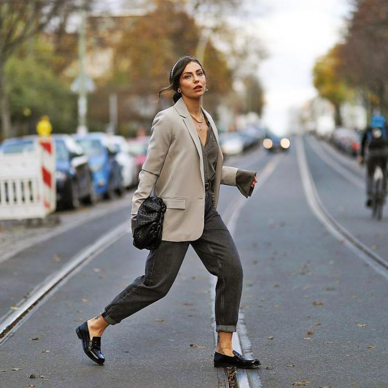 στιλάτη γυναίκα με loafers