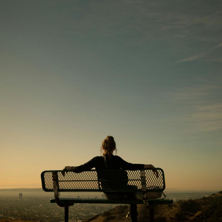 Γυναίκα που κάθεται σε παγκάκι