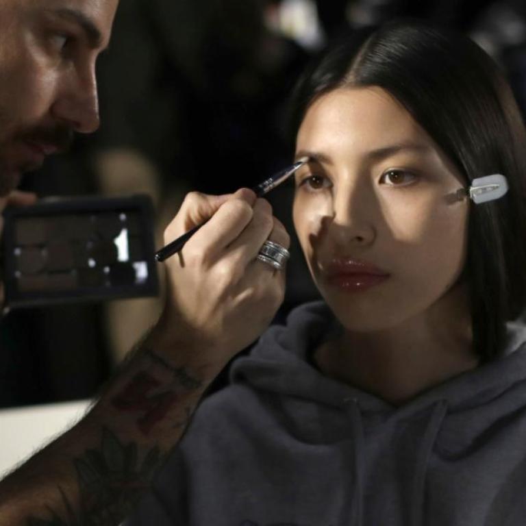 Κοπέλα που βάφεται 