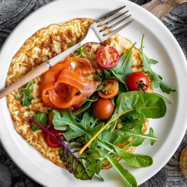 Ομελέτα με cottage, σολομό και λαχανικά / Φωτογραφία: Unsplash