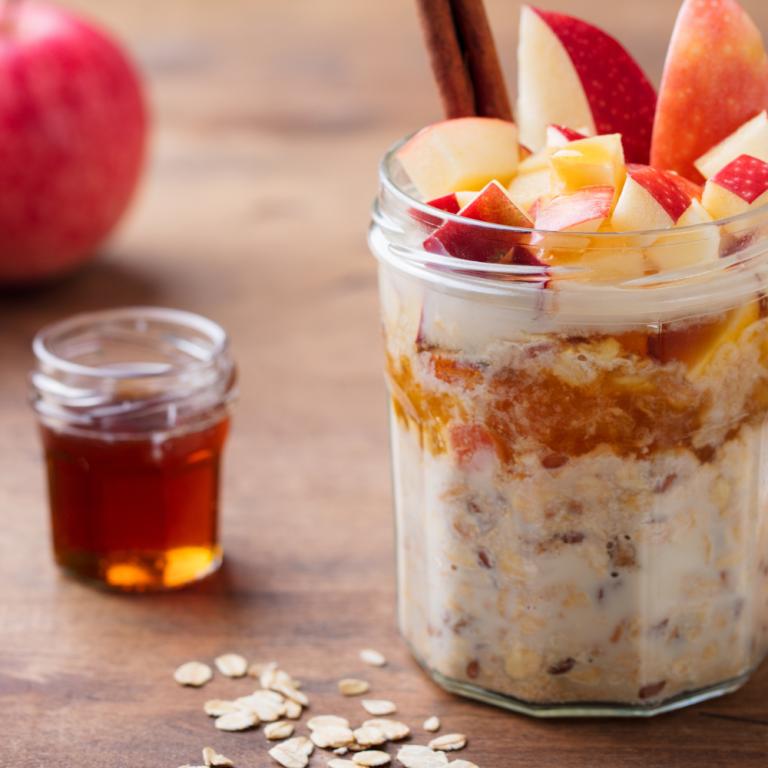 Overnight oats με γεύση μηλόπιτα / Φωτογραφία: Shutterstock
