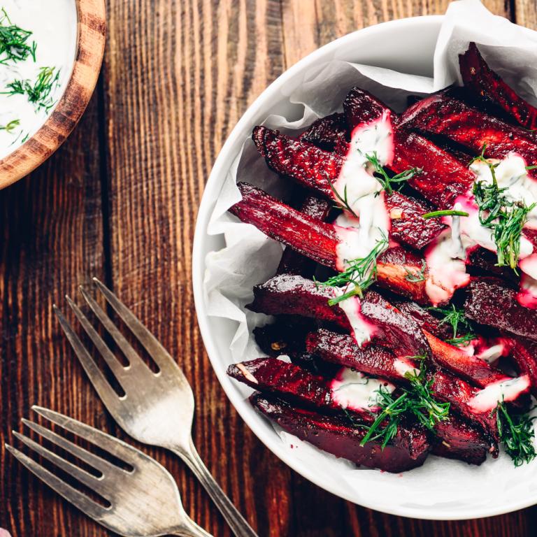 Ψητά παντζάρια με ξινή κρέμα / Φωτογραφία: Shutterstock