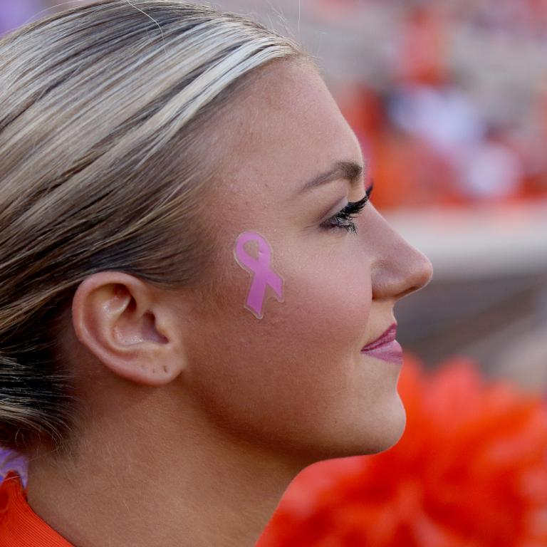 Η ιστορία πίσω από τη ροζ κορδέλα: Πώς ένα απλό σύμβολο έγινε παγκόσμιο μήνυμα κατά του καρκίνου του μαστού