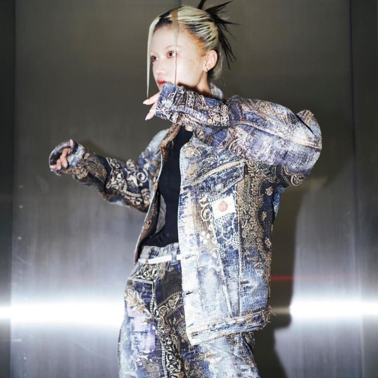 Γυναίκα που φοράει total denim Proleta Re Art 