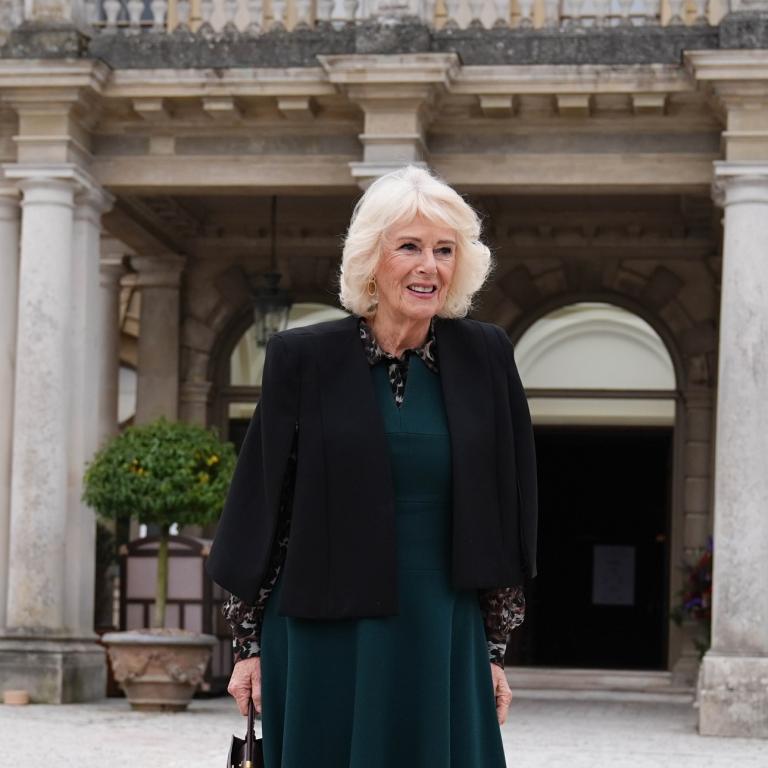 Η βασίλισσα Καμίλα με τσάντα Zeus+Δione/ Getty/ Ideal Image