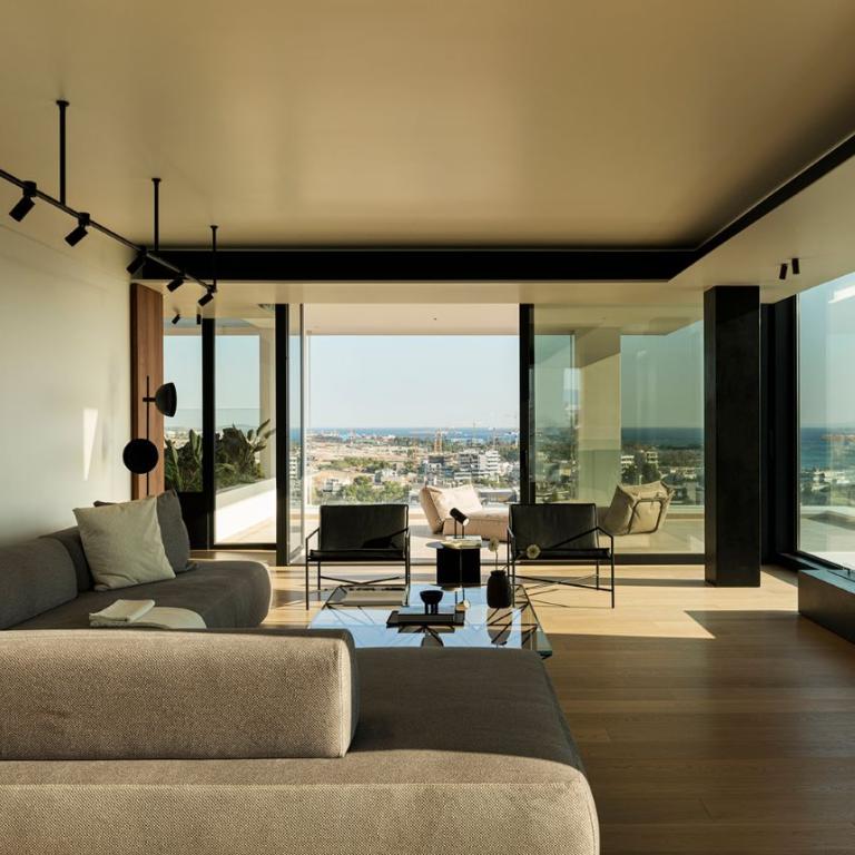 Apartment: Ένα μίνιμαλ διαμέρισμα που μοιάζει να αιωρείται πάνω από τον Σαρωνικό