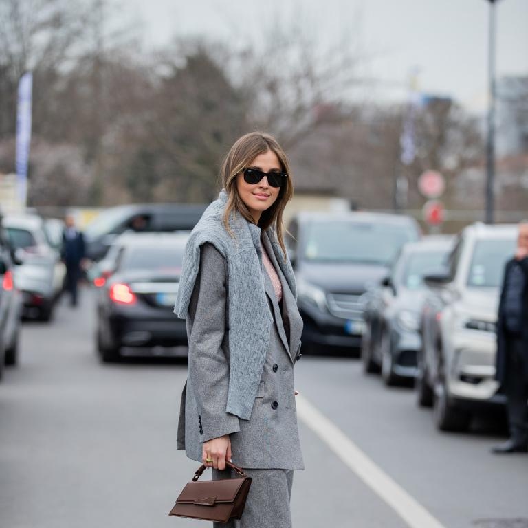 γυναίκα με σακάκι