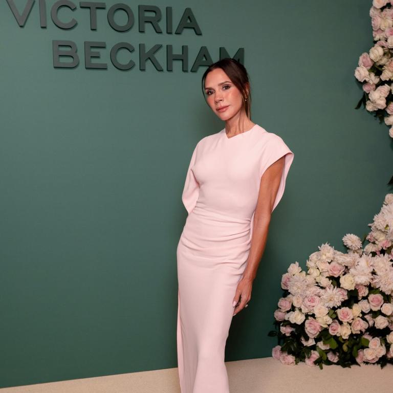 Η Βικτόρια Μπέκαμ με ροζ φόρεμα σε βραδινή εμφάνιση