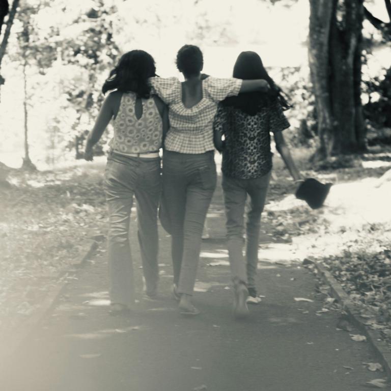 Τρεις γυναίκες περπατούν μαζί 