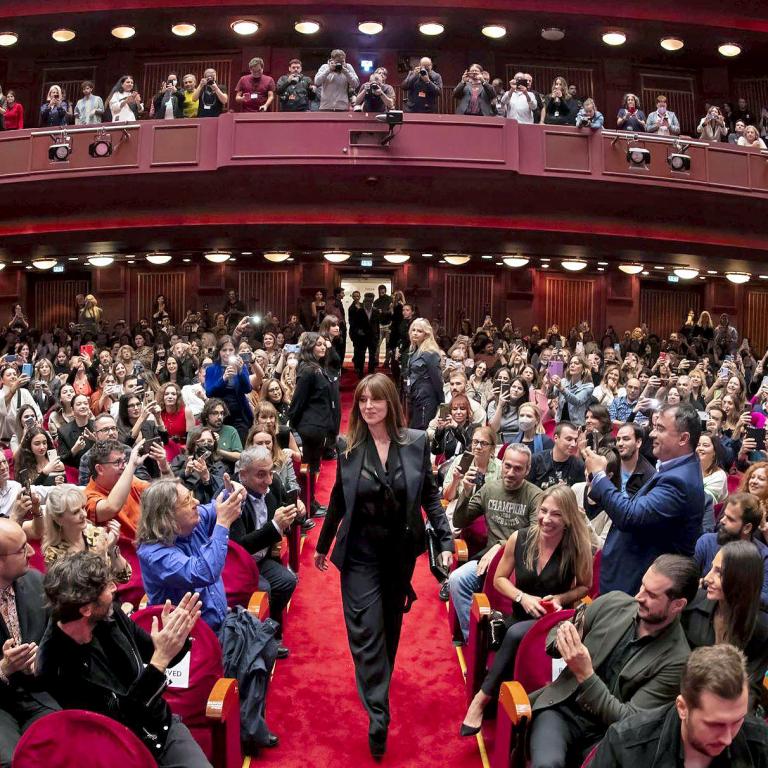 Γιατί η Μόνικα Μπελούτσι επιστρέφει στην Αθήνα στις 5 Δεκεμβρίου