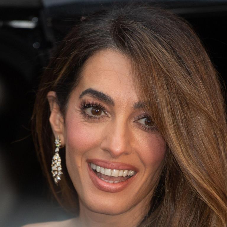 Η Amal Clooney με αέρα «rich mom» στο Παρίσι -Εντυπωσίασε με lime green σύνολο και latte μακιγιάζ