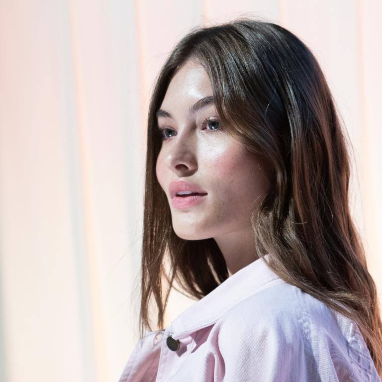 Λάμψη σε δύο βήματα: Πώς η απολέπιση και η ενυδάτωση αλλάζουν το δέρμα σου