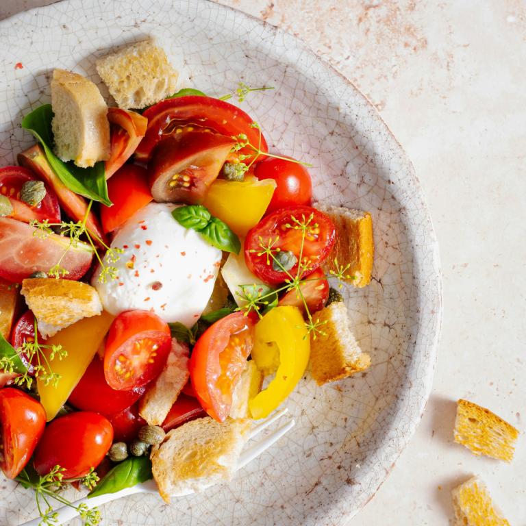 Burrata με ντοματίνια / Φωτογραφία: Unsplash