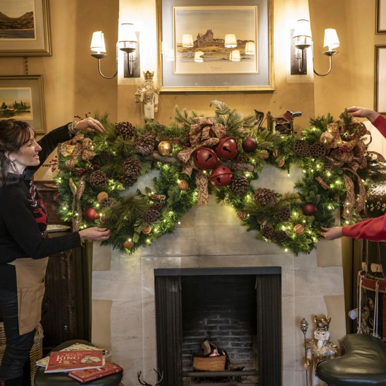 Ξεχάστε τους φιόγκους: Αυτό είναι το vintage στοιχείο που κυριαρχεί φέτος στη χριστουγεννιάτικη διακόσμηση