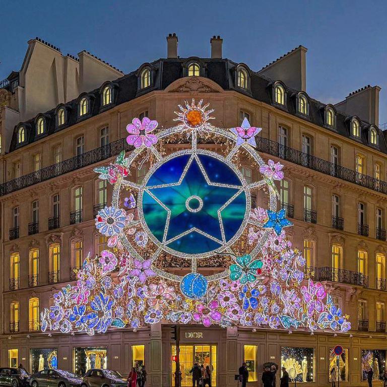 Γιορτινή φωταγώγηση στο Παρίσι