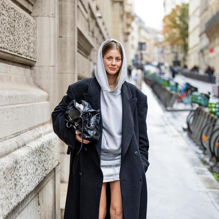 Πώς να φορέσεις φούτερ στο γραφείο με chic τρόπο, σύμφωνα με style expert