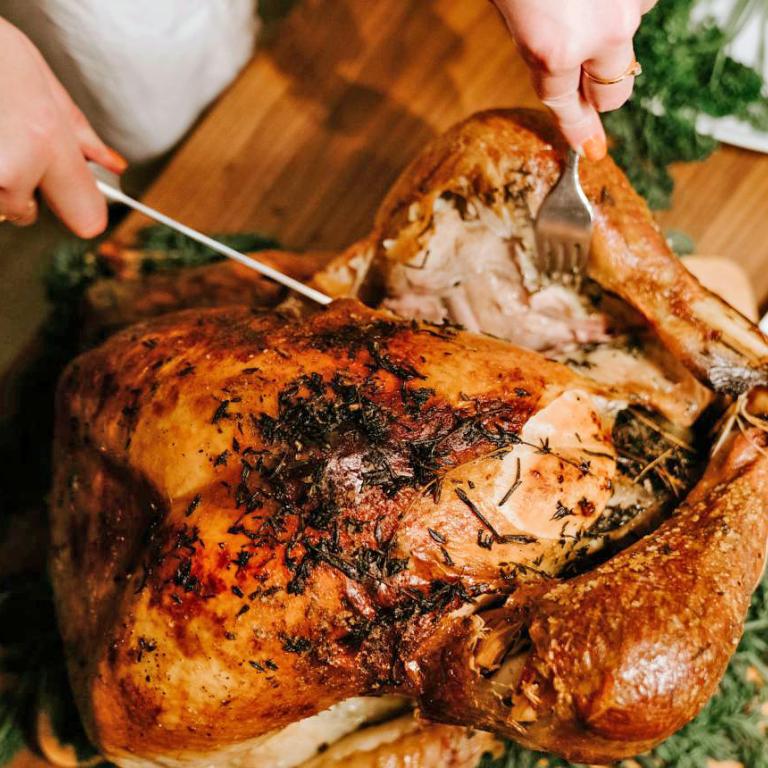 Γαλοπούλα με σάλτσα κράνμπερι: Η συνταγή που κάνει το Thanksgiving πραγματική γιορτή