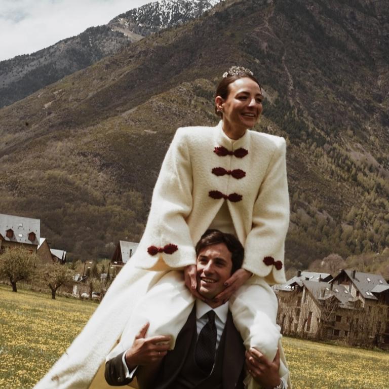 Νύφη με κόκκινες λεπτομέρειες/Φωτογραφία Instagram/MINNA Fotografía