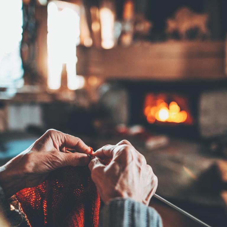 Ηλικιωμένη κυρία που πλέκει