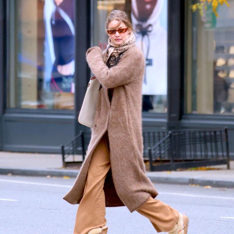 Η Τζίτζι Χαντίντ με κασμιρένιο παλτό του brand της