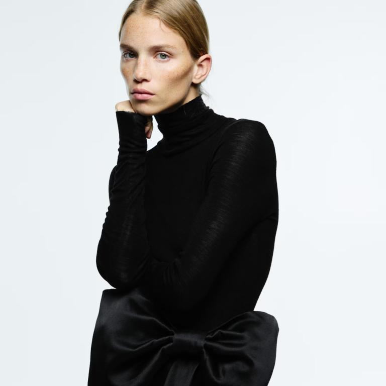 Γυναίκα ποζάρει με φούστα από τα H&M