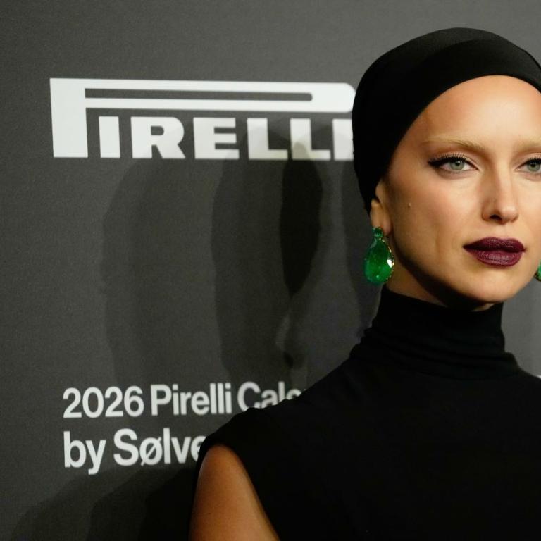 Η Ιρίνα Σάικ σε goth μεταμόρφωση