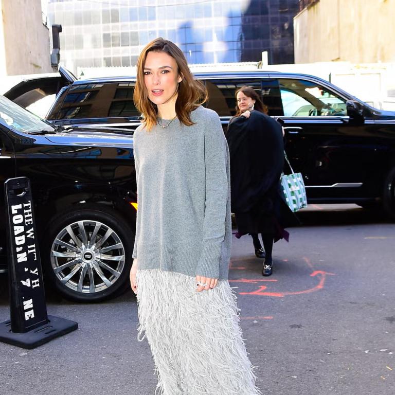 Η Κίρα Νάιτλι με γκρι πουλόβερ και φούστα με φτερά/Φωτογραφία: Getty