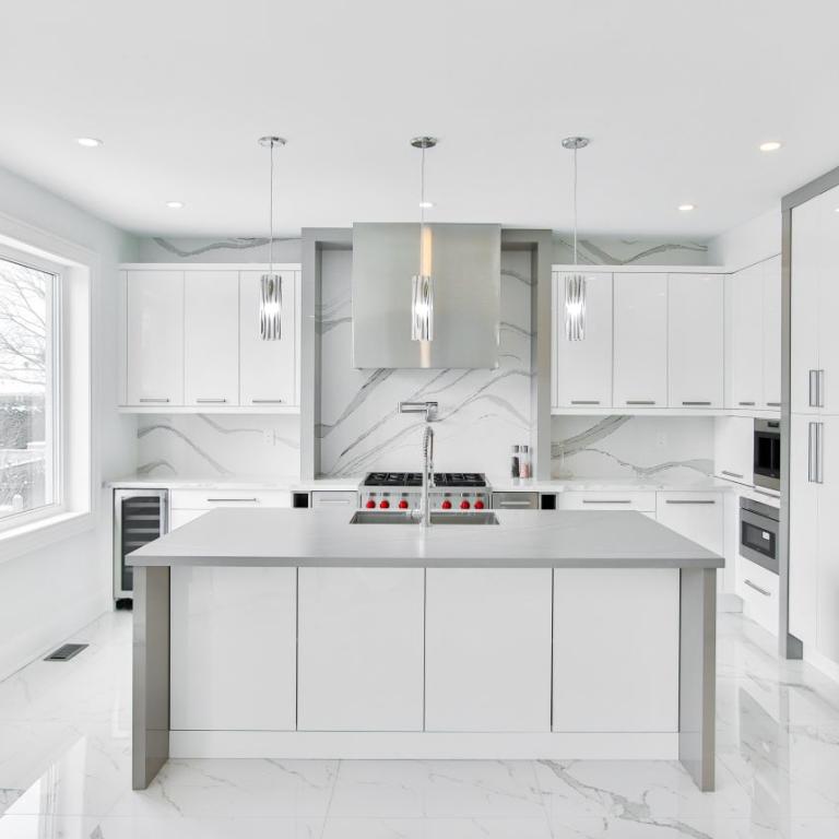 Τα χρώματα στις κουζίνες που είναι τάση