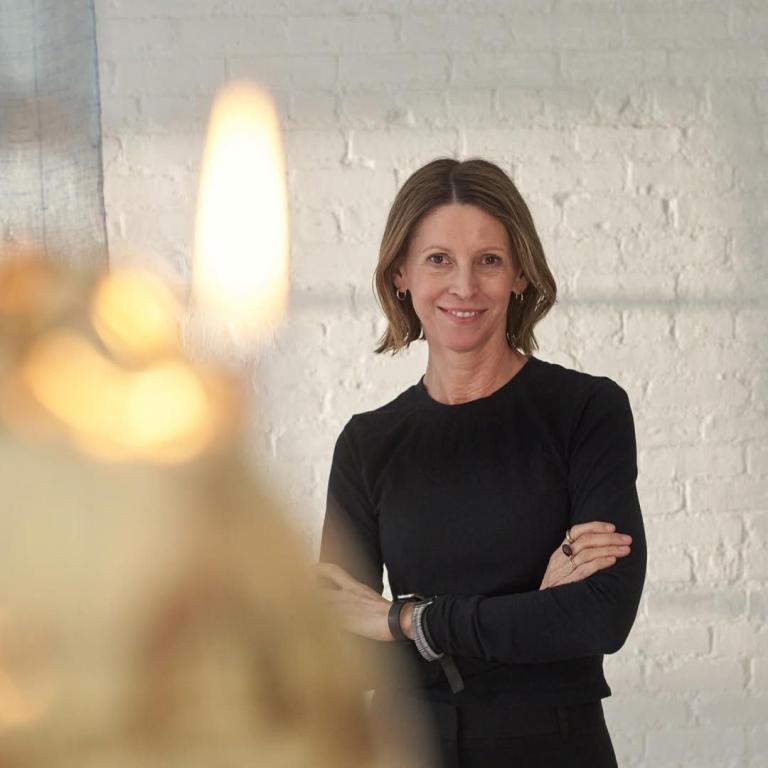 Η σχεδιάστρια φωτιστικών που μοιάζουν με έργα