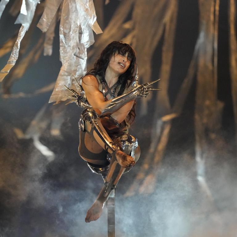 Η Loreen μιλά για το χρυσό της δόντι και τον συμβολισμό που κρύβει η πιο ιδιαίτερη λεπτομέρεια της εμφάνισής της