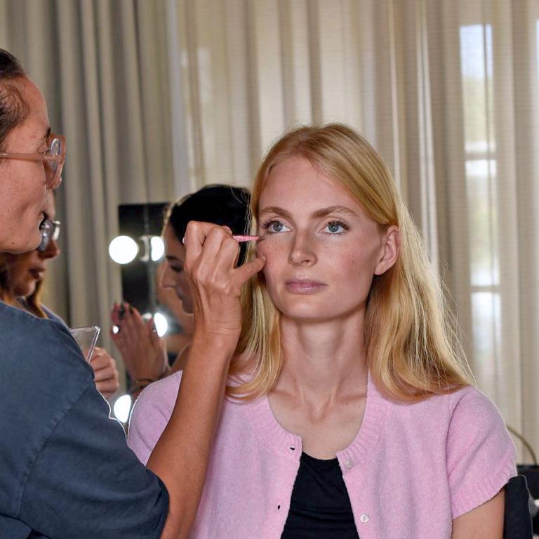 On the go glam: Πώς θα κάνεις μακιγιάζ σε χρόνο μηδέν