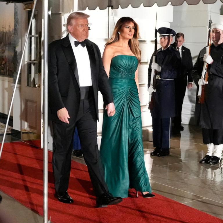 Το «less is more» στα καλύτερά του: Η Μελάνια Τραμπ λάμπει με minimal λάμψη και sculpting φόρεμα