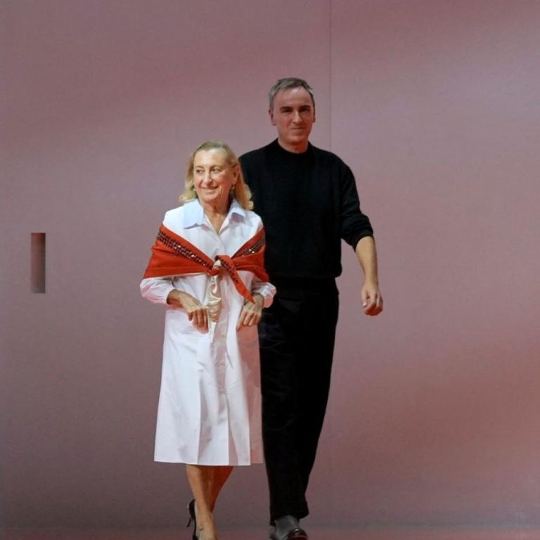 Τι στιλ της Miuccia Prada με φουλάρι