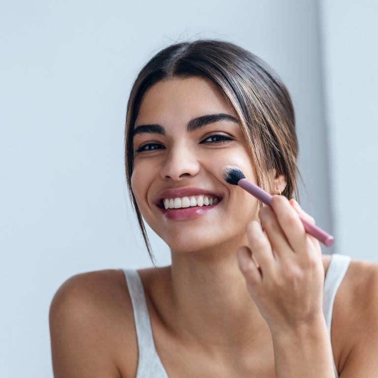 Passport Makeup για φωτογραφίες διαβατηρίου/Φωτογραφία Shutterstock