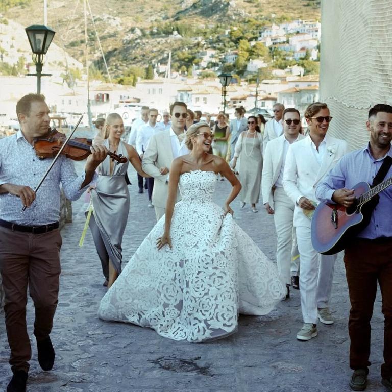 Η νύφη που παντρεύτηκε στην Ύδρα με νυφικό Oscar de la Renta