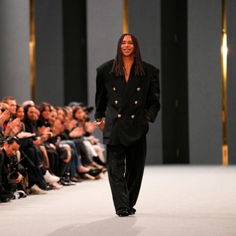 Aπό το ορφανοτροφείο στους λαμπερούς κόσμους της μόδας: Η απίστευτη ζωή του Olivier Rousteing που αφήνει τον Balmain μετά από 14 χρόνια