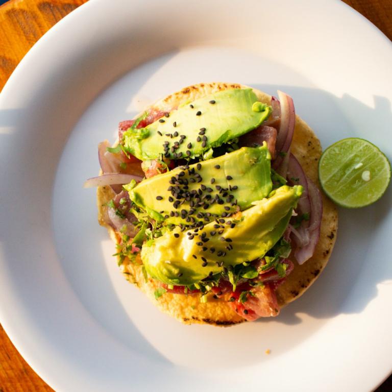 Pancakes με τόνο και αβοκάντο / Φωτογραφία: Unsplash